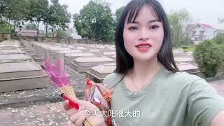 越南女孩去给中国烈士敬香，感谢你们为中越友谊做出伟大的牺牲！