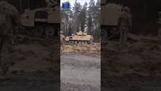 🇺🇦🇪🇺🇺🇸Ukrainians training on M2 Bradley IFV in a European country by American soldier’s💪