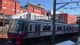 このリニューアル塗装お気に入り！名鉄3300系急行岐阜行き名鉄金山駅発車。