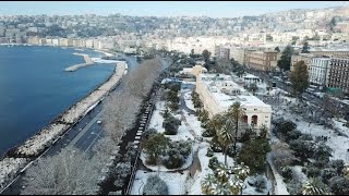 Lo spettacolo di Napoli innevata vista dall'alto con il drone