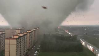 12 Incredible Storm Moments Caught on Camera