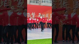 北京舞蹈学院师生同台，再跳“库玛拉”。Teachers and students of Beijing Dance Academy share the stage and \