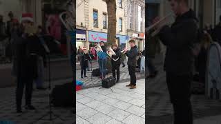 英国卡迪夫街头乐队圣诞演奏南开大学校歌。O Christmas Tree Performance on Cardiff Street in the UK (2).#shorts