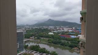 2023年7月18日星期二 3 號風球颱風泰利襲港中午 （ 雲層低，屯門區的青山，變身成為火山口 ） 。 攝於香港的 （ 天水圍 ） 區的天水圍醫院的 （ 附近 ） 。