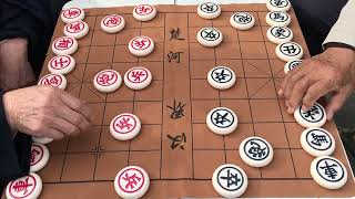 老大爷们下棋就是过瘾啊，二话不说就是进攻，真是太厉害了