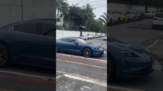 flagrei uma porshe taycan roubando a cena na praia