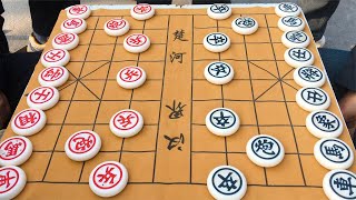 小伙残局上演精彩绝杀棋，公园高手大爷被杀得人仰马翻，太厉害了