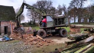 Bagger T174-2A beim Mauerabriss