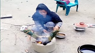 আদিবাসীদের স্টাইলে বাসের ভিতর করকরা দেশি মুরগি রান্না।