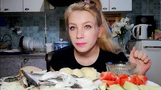 Мукбанг хамса с картошкой с соусом//очень вкусно.