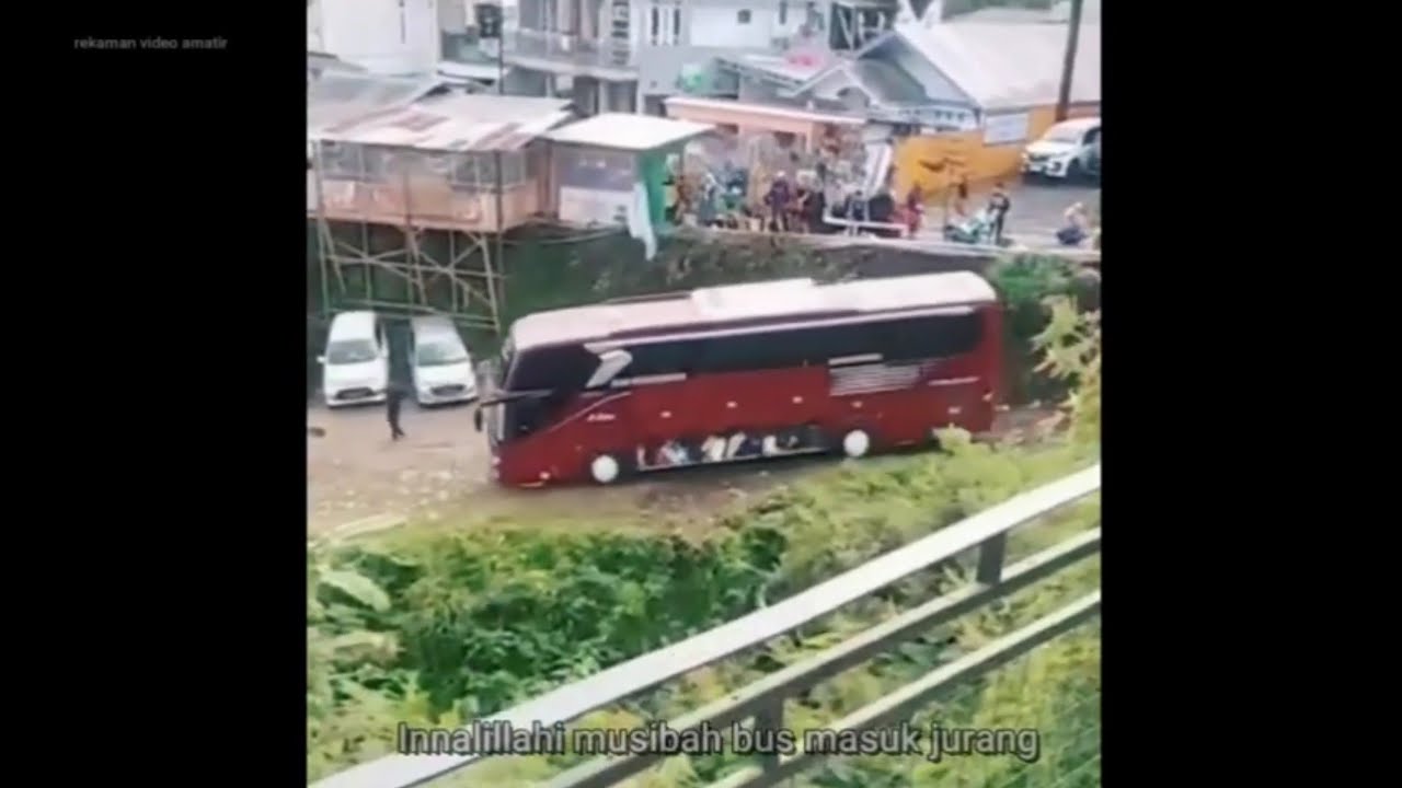 Sangat Jelas ‼️ Detik Detik Bus Rombongan Peziarah Masuk Jurang Di Guci ...