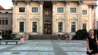 Der Gendarmenmarkt mit Deutschen und Französischen Dom ,Schauspielhaus