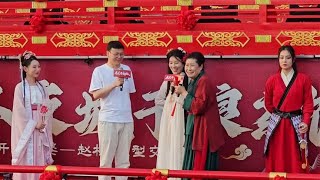 郎才女貌的一对，湖北美女主动上台，开封王婆来武汉