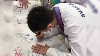 全红婵出席十四运女子跳水团体赛发布会 一笔一画认真签名留念Quan Hongchan signs on banner at 14th National Games of China Diving