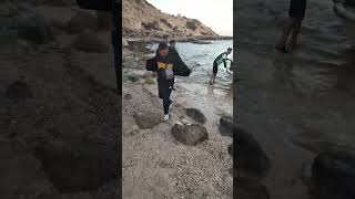 شاهدوا لحظة نزول حراقة 🌊🚤 جزائرين 🇩🇿 في شاطئ إسبانيا 🇪🇦🇪🇺 الحمد لله ♥️