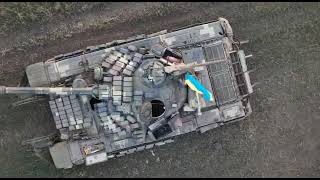 БПЛА скидывает гранату во внутрь украинского танка