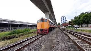 ขบวนรถชานเมืองที่ 384 ออกจากสถานีรถไฟคลองตัน