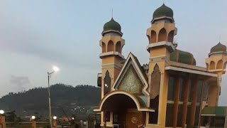 Hamparan bukit indah waktu pagi di DIENG