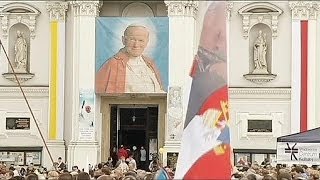 Canonisation : émotion et recueillement en Pologne