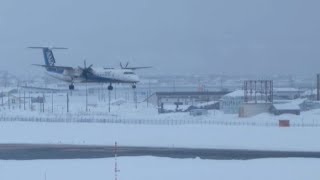 雪の稚内空港に新千歳空港から全日空のプロペラ機が着陸しました。展望デッキ封鎖中なので展望室からです。