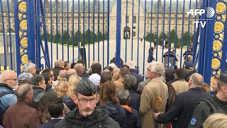 Aux Invalides, dernier bain de foule pour Chirac | AFP News