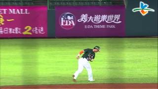 20130626 CPBL 獅犀牛 2下 劉育辰空中抓小鳥精采守備