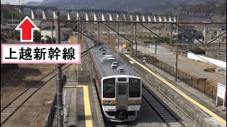 金島駅を出発して上越新幹線の高架軌道に向かっていく吾妻線下り211系