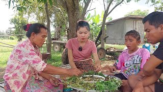 กินข้าวเที่ยงเมนูแกงหน่อไม้ใส่เห็ดปลวกแซ่บๆแบบบ้านนา.