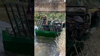 Chẹt chở máy cắt qua Cống/Rice cutter crossing the dam.