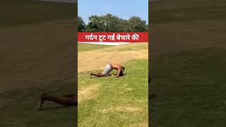 Bahut buri tarah se gardan toot gai bechare ki #trending #comedy #youtubeshorts