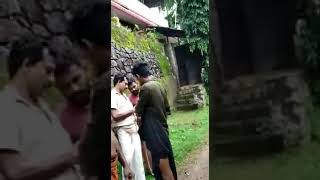 ഒളിഞ്ഞു നോട്ടക്കാരനെ പൂജാരി പഞ്ഞിക്കു ഇടുന്നു