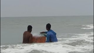 கடற்கரையில் நீந்தி கெண்டை வலையில் மீன்பிடிக்கும் காட்சி/SEASHORE FISHING IN MADAVAIKENDAI NET