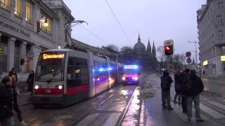 Fußgänger gehen bei Rot über die Strasse und laufen beinahe in Rettung (Rtw Berufsrettung Wien)