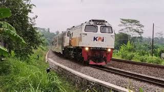 Menemukan kereta api berpapasan dan lokomotif livery vintage di GAPEKA baru.