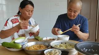 清晨，去园子里摘点儿青菜，渍菜粉，糖蒜，蒸饺，美好的一天从早饭开始。