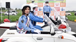 サイドカーでパトロール出発！　朝日奈央さん、埼玉県警の交通安全アンバサダーに