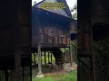 Seni bina rumah tradisional yang memiliki unsur tebaran layar kiasan matahari di Perak.