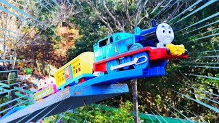 【森でプラレール】4 きかんしゃトーマス【勢いよく落ちる巨大シーソー】 Thomas the tank engine Plarail  GardenRailway