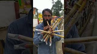 Flute seller from Tamil Nadu playing Tamil song Kurukku Siruthavale