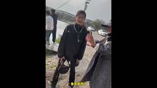 新手女釣友釣魚時落水被眾人救起：竿子斷了魚也跑了，還好人沒事……#監控下的一幕 #釣魚人就是這么瘋狂1