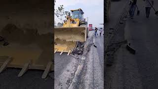 Asphalt concrete pavement shovel cutting joints- good machinery can improve work efficiency