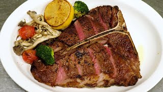 팬 하나로 완벽하게 구운 티본 스테이크, 빵에 싸먹는 포도 샐러드, Huge T-bone steak grilled to perfection, Grape Salad on Bread