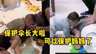 盘点保护妈妈的孩子，妈妈的保护伞长大了，孩子远比想象的爱你