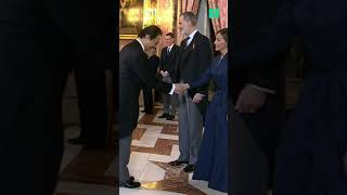 El momento tierra, trágame del embajador japonés frente a Felipe VI: la cara de Sánchez lo dice todo