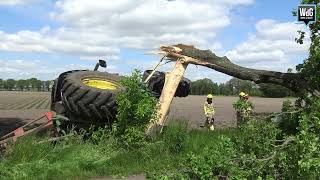 Tractor botst tegen boom en kantelt in Ospel