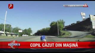 COPIL CĂZUT DIN MAŞINĂ