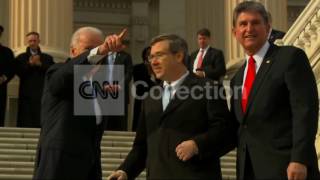 SEN KIRK CLIMBS US CAPITOL STEPS - BIDEN, APPLAUSE