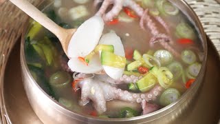 ☆새해 복 많이 받으세요!  쓰러진 소도 벌떡일으킨다는 낙지 떡국드시고 황소처럼 달려요.Spinach Octopus Rice Cake Soup - Korean Homecook