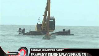 Eskavator terseret banjir - iNews Petang 23/03