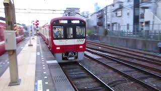 【能見台～京急蒲田間急行運転】京急本線急行羽田空港行き京急新1000形1445編成(一部リニューアル・機器更新車)+1890番台1891編成(L/Cシート・トイレ付)8両　神奈川新町駅発車